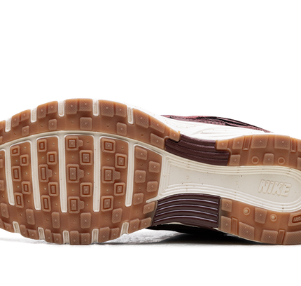 Nike P-6000 SE „Dark Pony Metallic Gold“