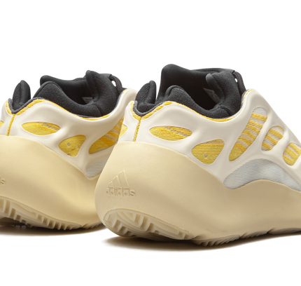 Yeezy 700 V3 "Safflower"
