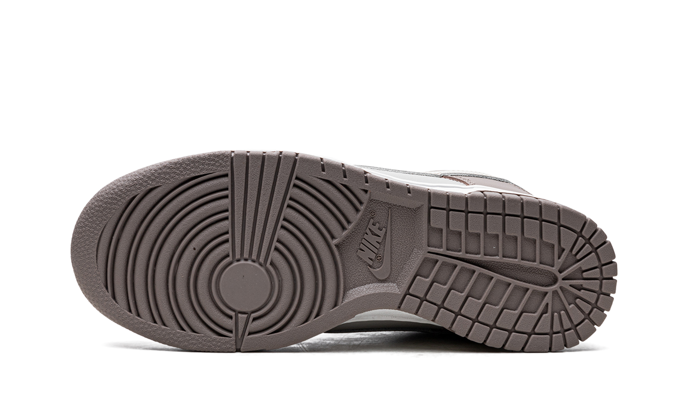 Nike Dunk Low WMNS "Moon Fossil"