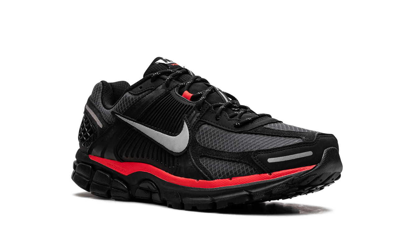 Nike Zoom Vomero 5 "Black Metallic University Red"