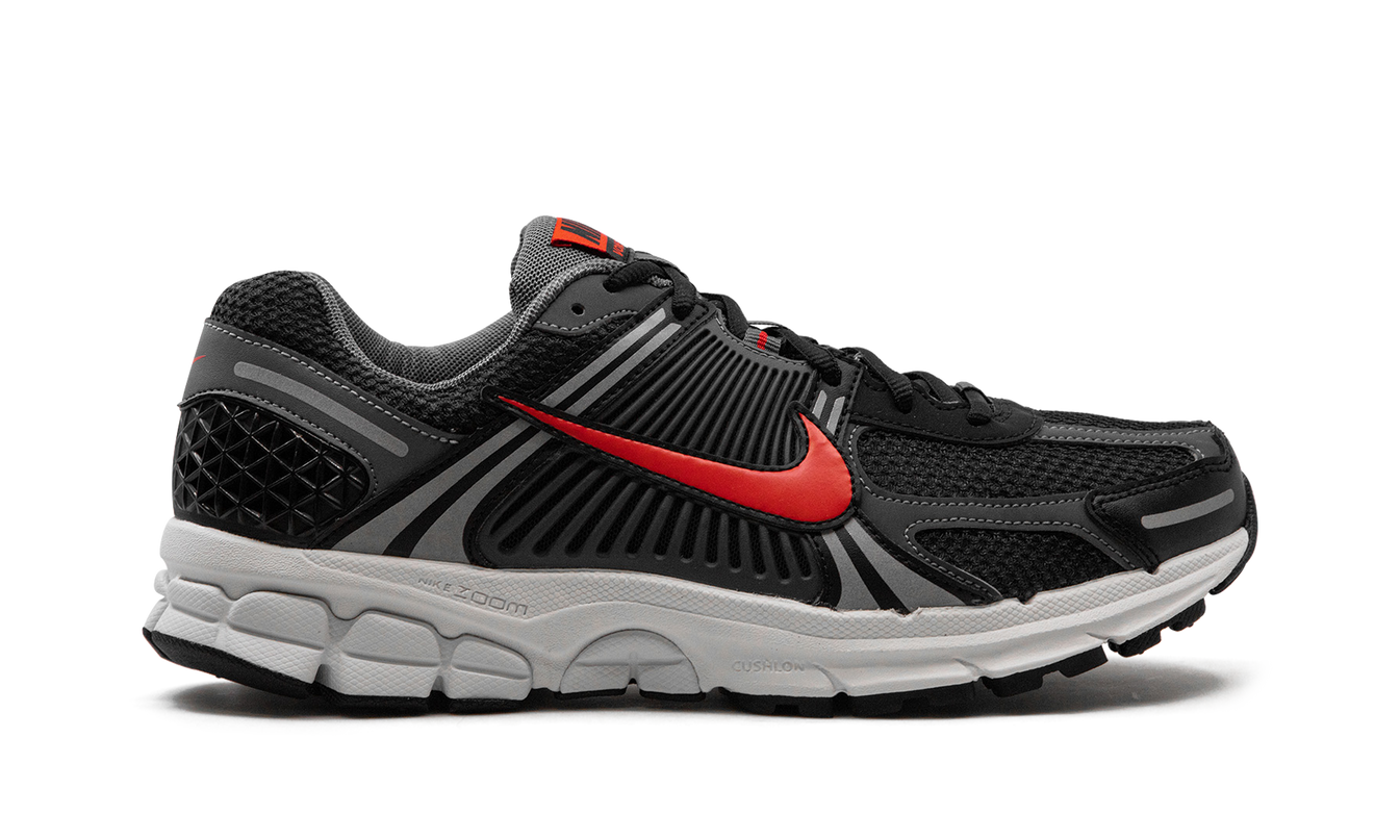 Air Zoom Vomero 5 „Black Picante Red“