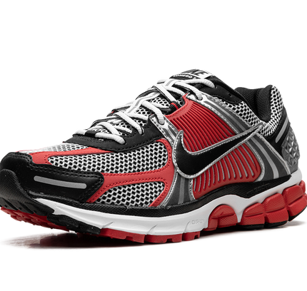 Zoom Vomero 5 „Metallic Silver University Red“
