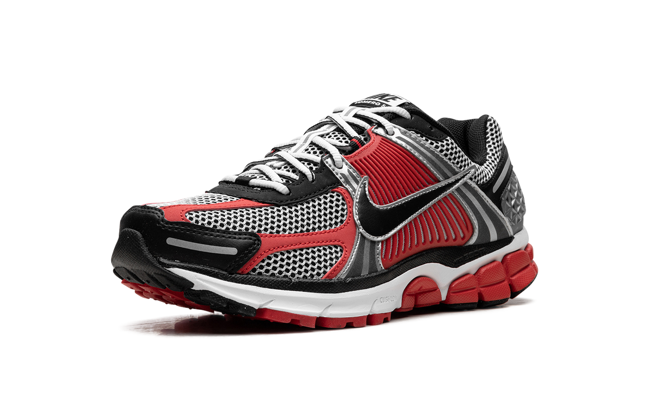 Zoom Vomero 5 „Metallic Silver University Red“
