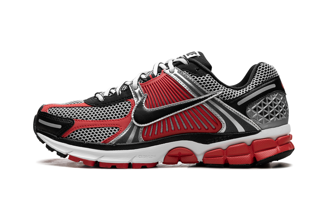 Zoom Vomero 5 „Metallic Silver University Red“