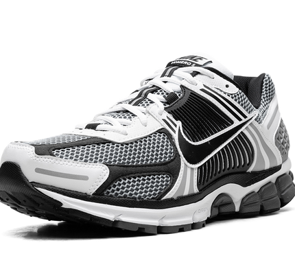 Zoom Vomero 5 SE SP „Schwarz / Metallic Silber“