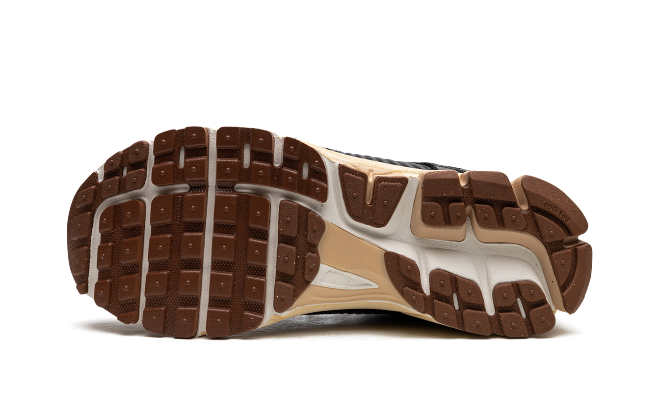 VOMERO 5 WMNS „Schwarz / Sesam“