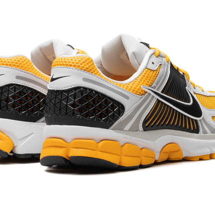 Zoom Vomero 5 „University Gold“