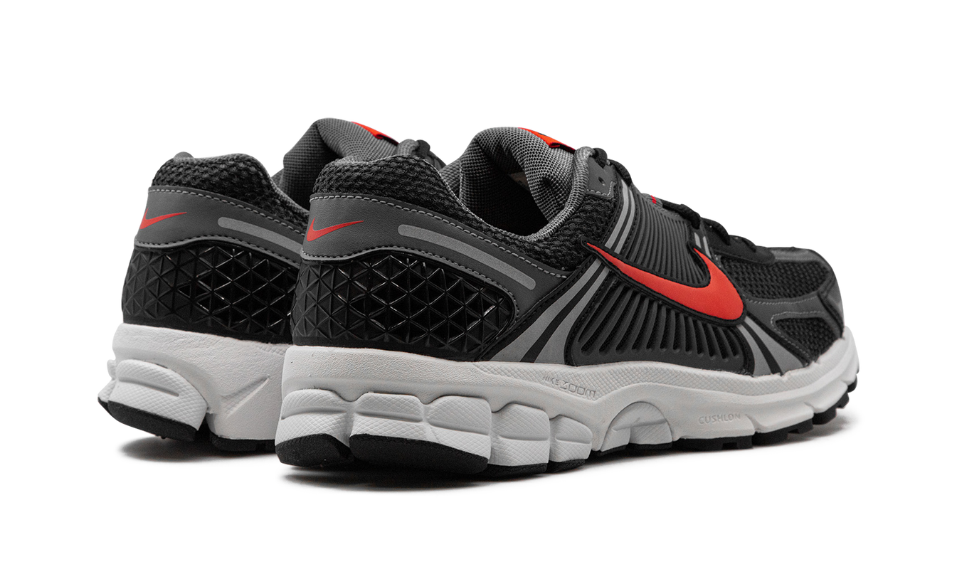 Air Zoom Vomero 5 „Black Picante Red“