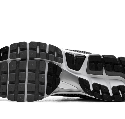 Zoom Vomero 5 SE SP „Schwarz / Metallic Silber“