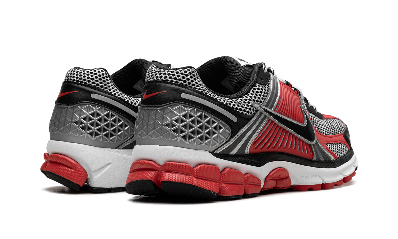 Zoom Vomero 5 „Metallic Silver University Red“