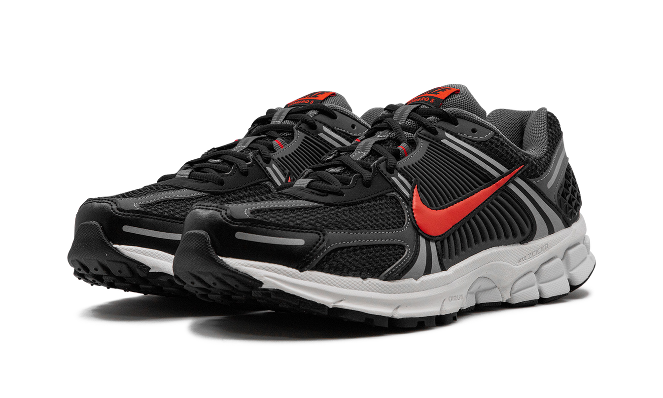 Air Zoom Vomero 5 „Black Picante Red“