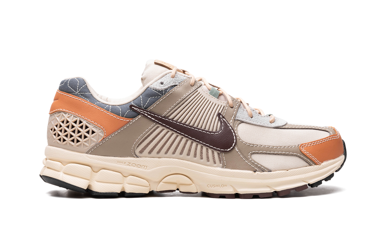 Zoom Vomero 5 „Sanddrift / Musselin / Khaki / Erde“