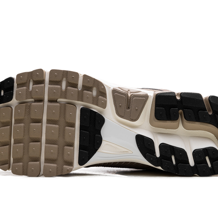 Zoom Vomero 5 WMNS „Khaki Phantom“