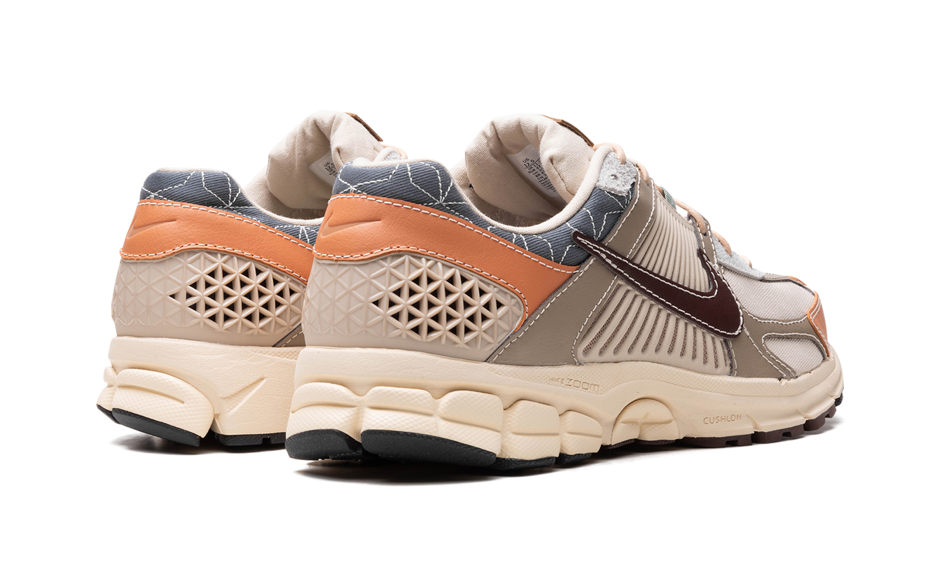 Zoom Vomero 5 „Sanddrift / Musselin / Khaki / Erde“