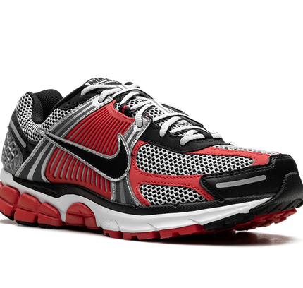 Zoom Vomero 5 „Metallic Silver University Red“