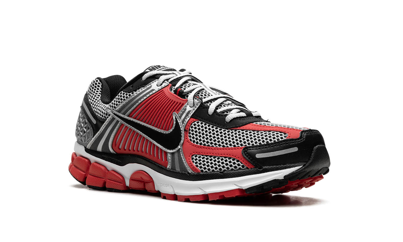 Nike Zoom Vomero 5 "Metallic Silver University Red"