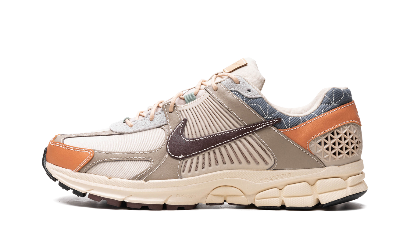 Zoom Vomero 5 „Sanddrift / Musselin / Khaki / Erde“