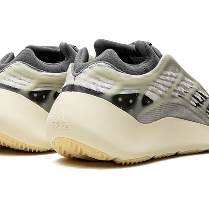 Yeezy 700 V3 „Fade Salt“