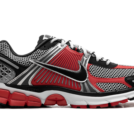 Zoom Vomero 5 „Metallic Silver University Red“