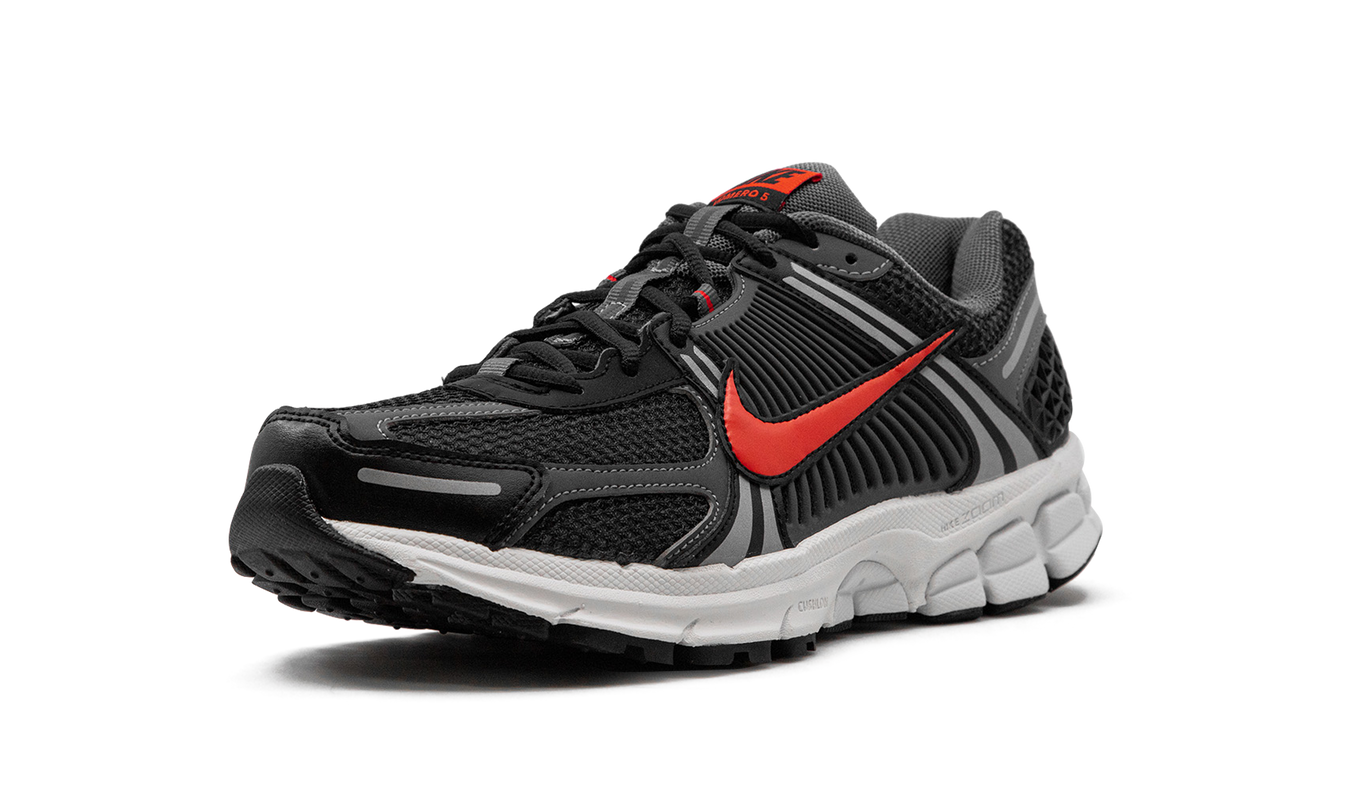 Air Zoom Vomero 5 „Black Picante Red“