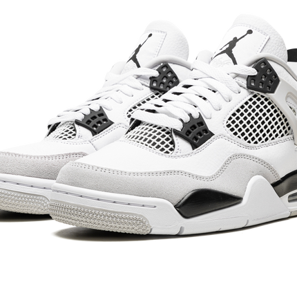 Air Jordan 4 Retro „Military Black“