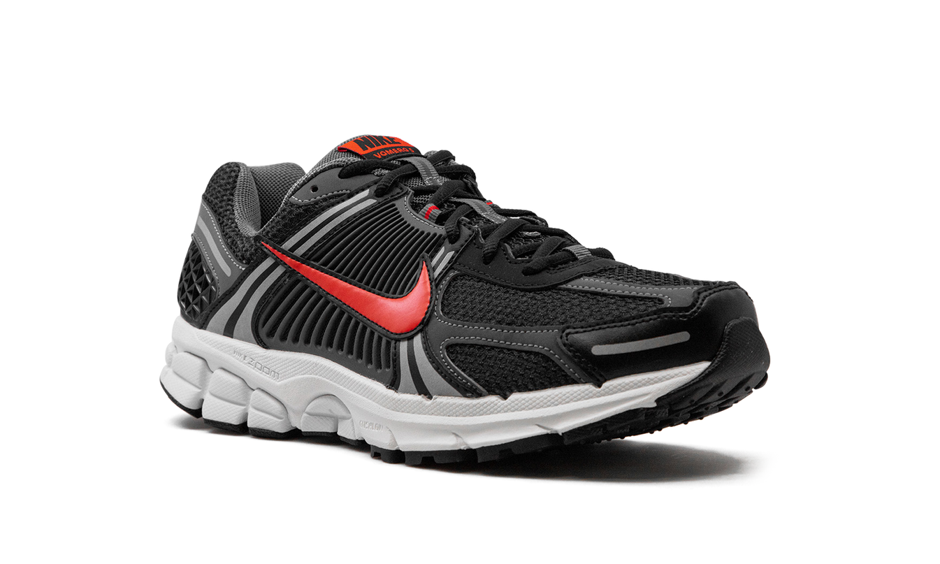 Air Zoom Vomero 5 „Black Picante Red“