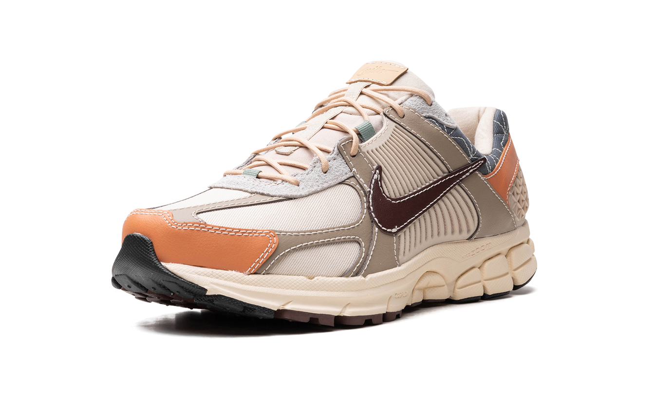Zoom Vomero 5 „Sanddrift / Musselin / Khaki / Erde“