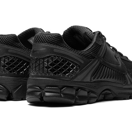 Zoom Vomero 5 "Triple Black"