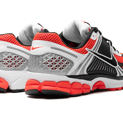 Zoom Vomero 5 SE „Bright Crimson“