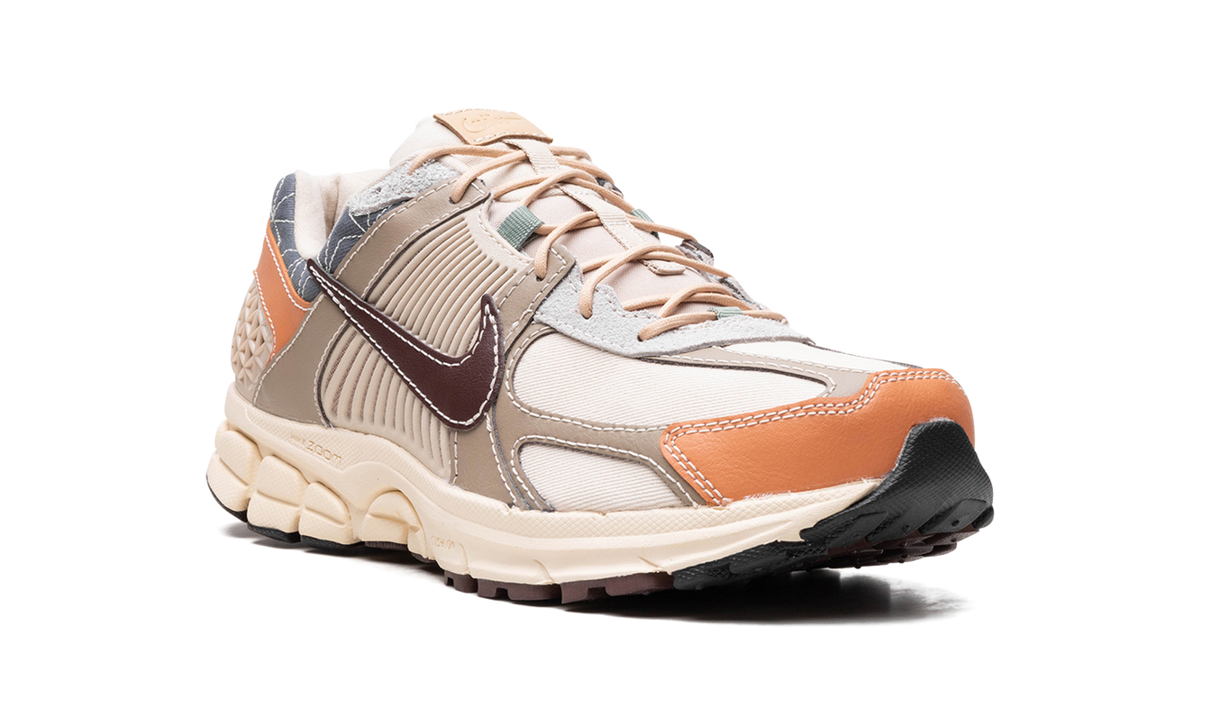 Zoom Vomero 5 „Sanddrift / Musselin / Khaki / Erde“