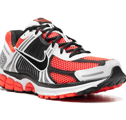 Zoom Vomero 5 SE „Bright Crimson“