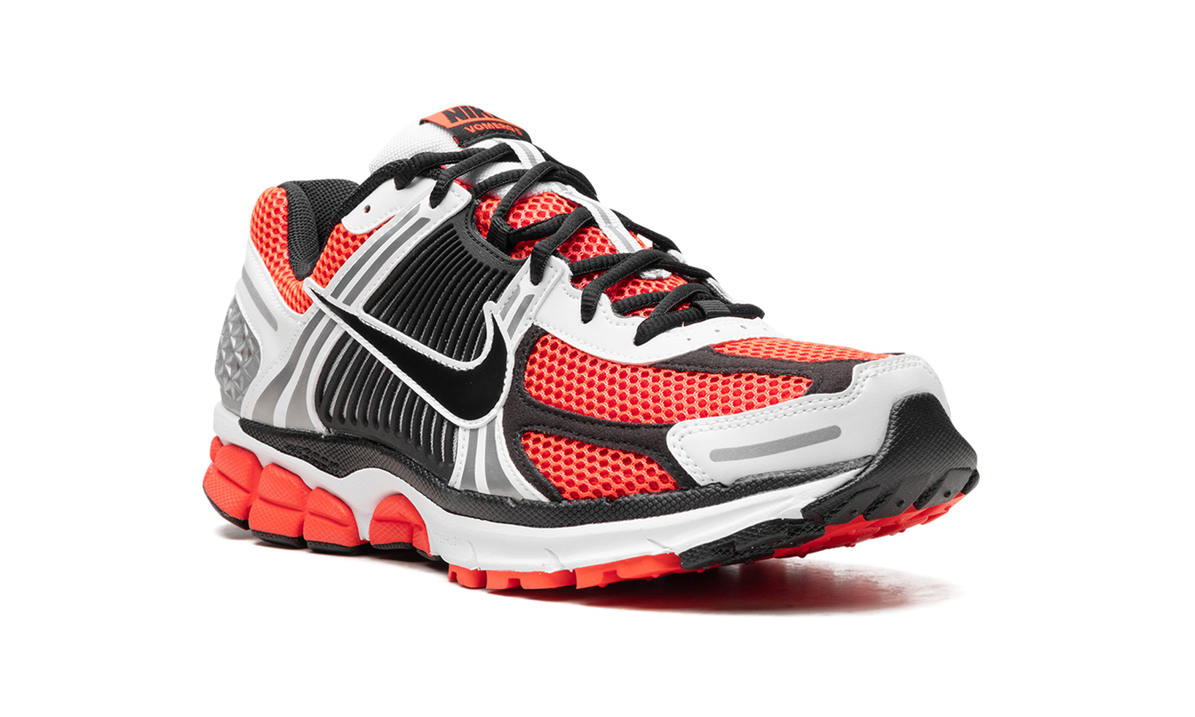 Zoom Vomero 5 SE „Bright Crimson“