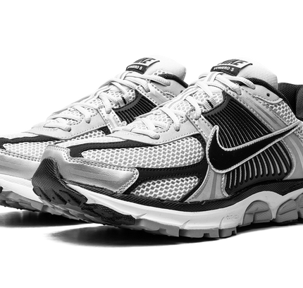 Zoom Vomero 5 „Metallic Silber Schwarz“