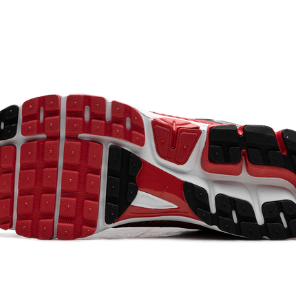 Zoom Vomero 5 „Metallic Silver University Red“