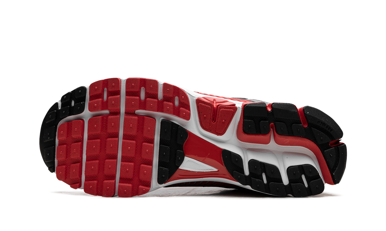 Zoom Vomero 5 „Metallic Silver University Red“