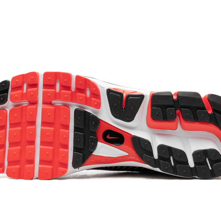 Zoom Vomero 5 SE „Bright Crimson“