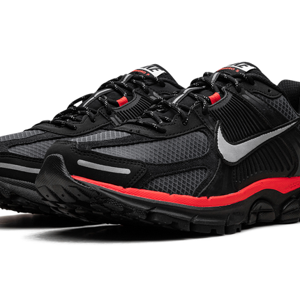 Zoom Vomero 5 „Schwarz Metallic Universitätsrot“