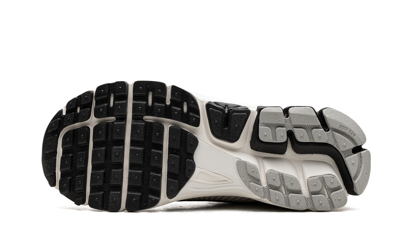 Zoom Vomero 5 "Photon Dust Black"