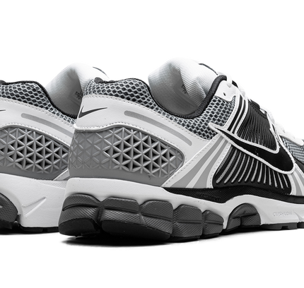 Zoom Vomero 5 SE SP „Schwarz / Metallic Silber“