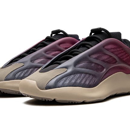 Yeezy 700 V3 „Fade Carbon“